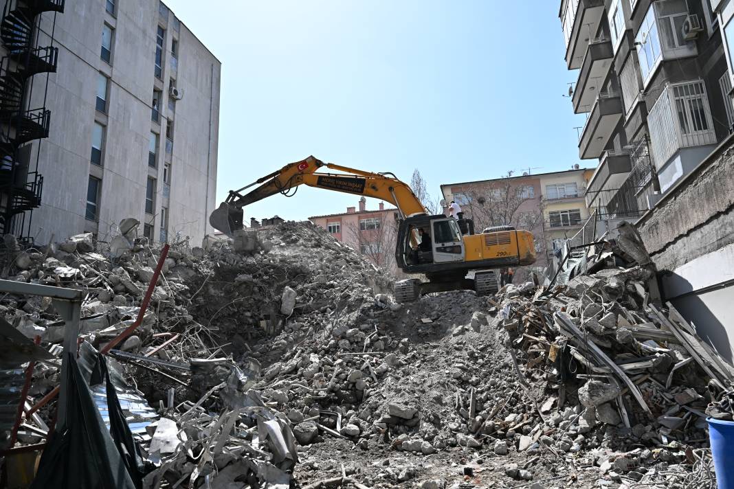 Ankara'da istinat duvarı çöktü. Bir işçi enkaz altında 13